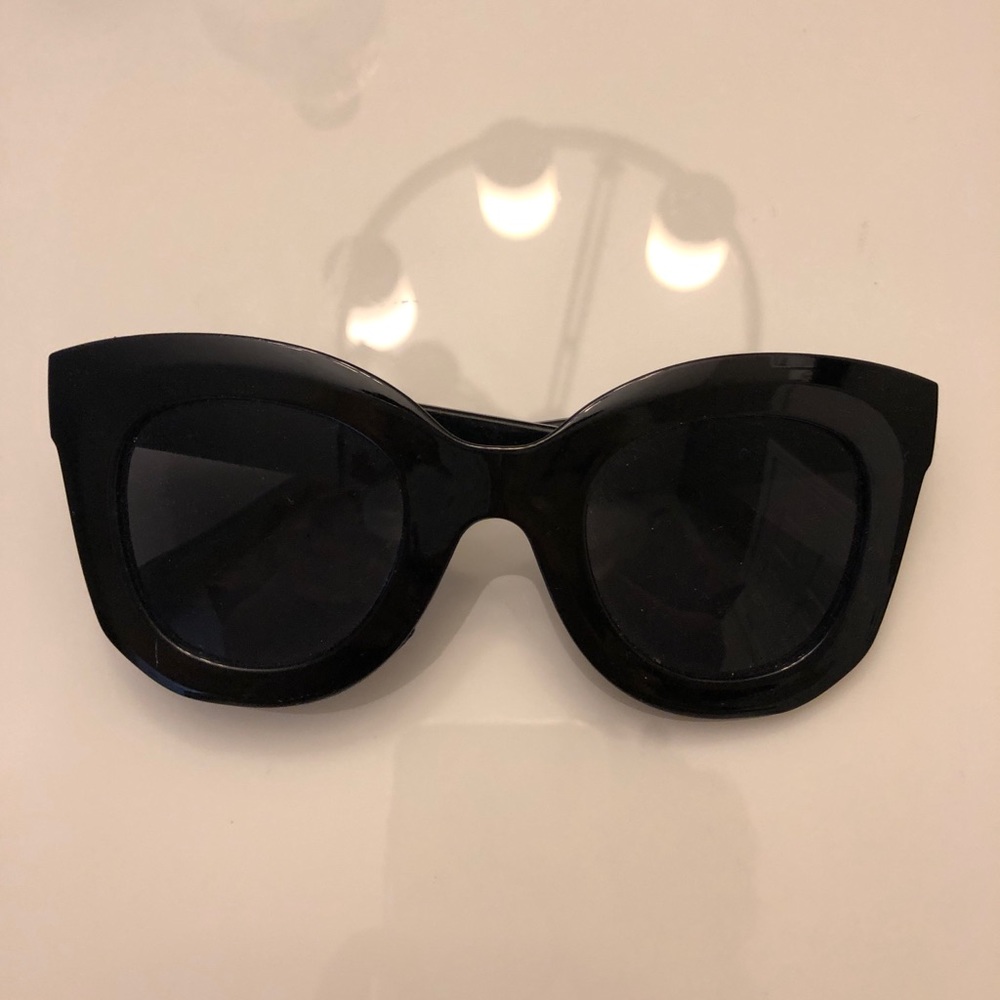 Black large cat eye frame sunglasses